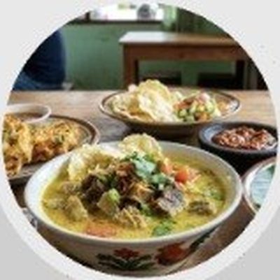 Soto betawi dengan bakwan sayur dan emping